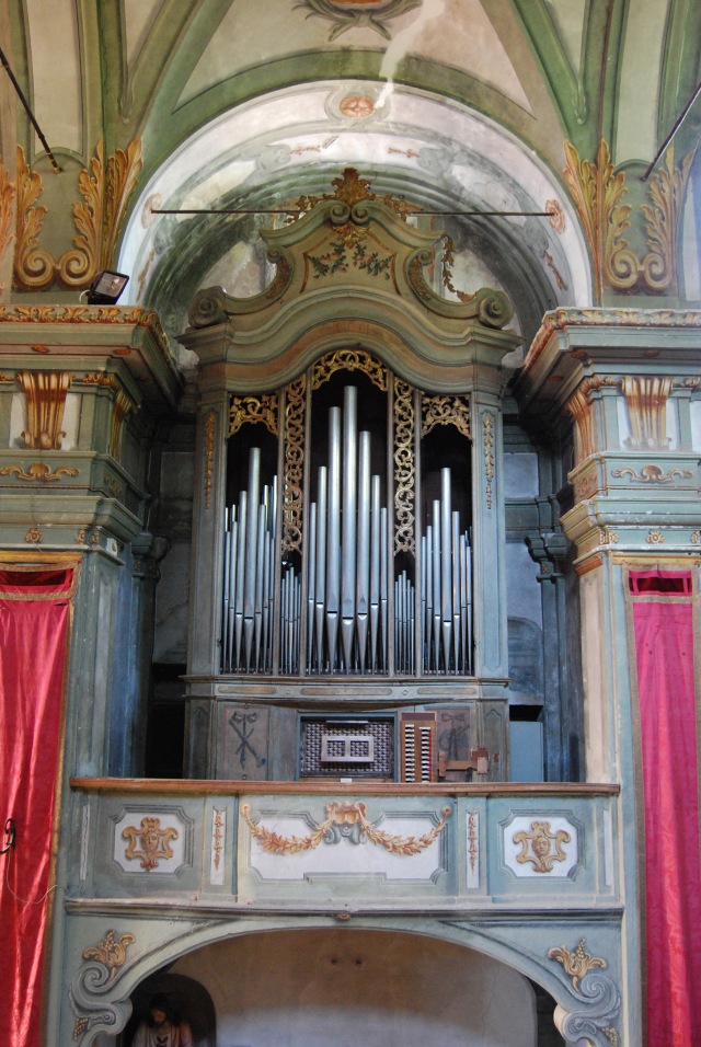 Garbagna (Alessandria), Chiesa parrocchiale di S. Giovanni Battista: organo di Giacinto Rossi, 1772 (foto di Graziano Interbartolo).